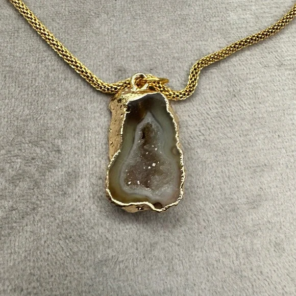 Mini druzy pendant 18k gold stainless steel mesh chain. Beautiful mini druzy - Picture 2 of 10